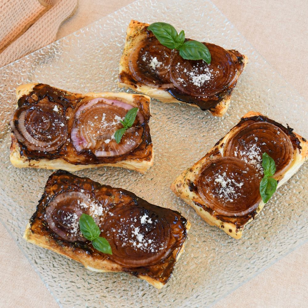 mini hojaldres de cebolla entrantes y snacks