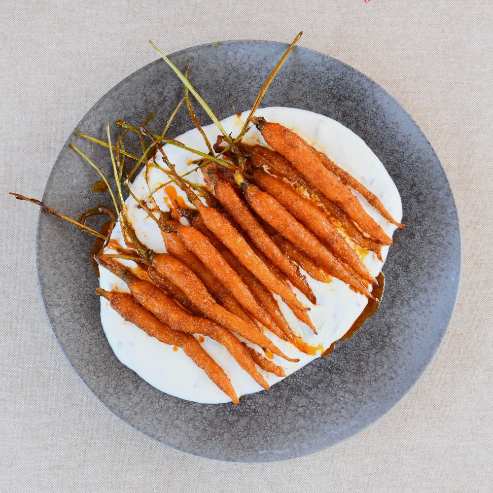 mini zanahorias especiadas con salsa de yogur acompanamientos y guarniciones