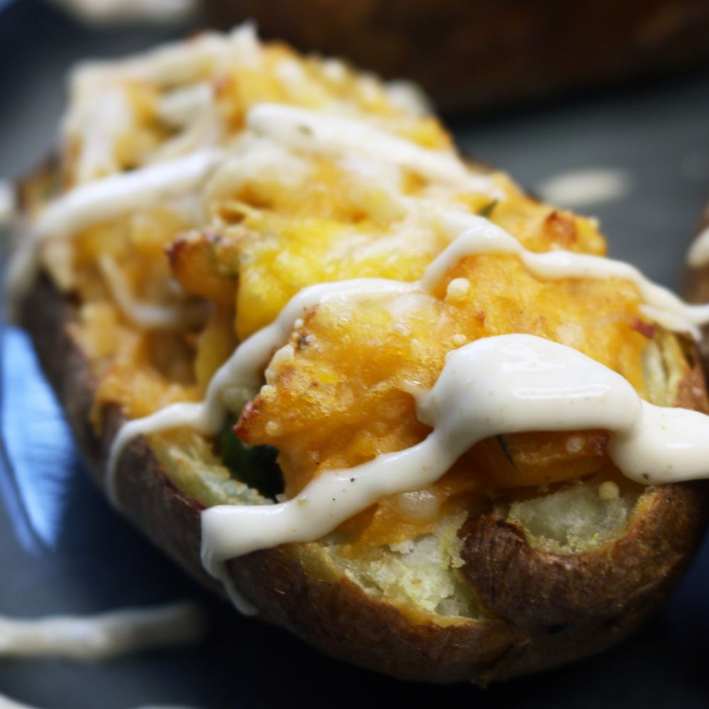 patata asada rellena de pollo picante