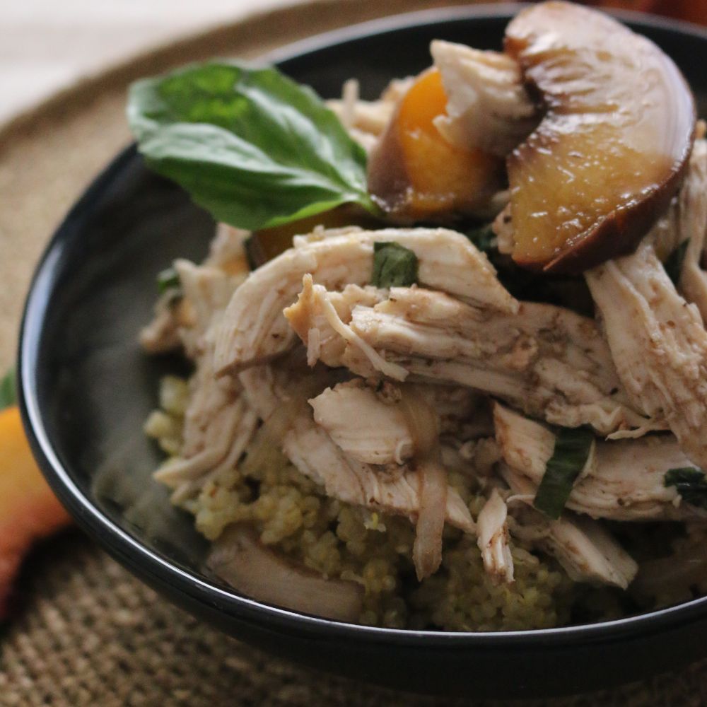 pollo con albahaca y melocoton al fuego lento