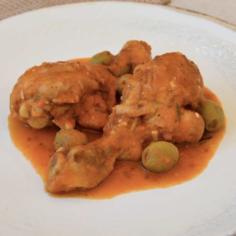 pollo rustido con tomate y aceitunas