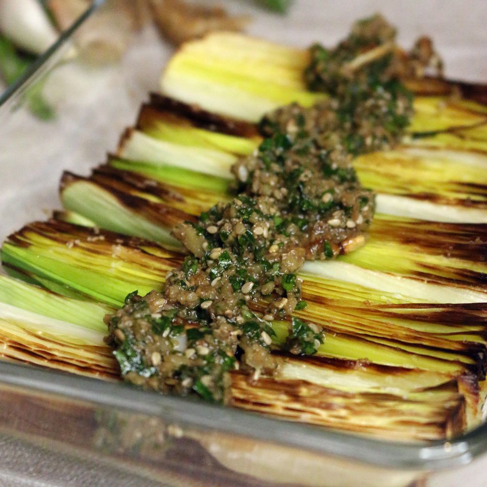 puerros asados con salsa de perejil y ajo