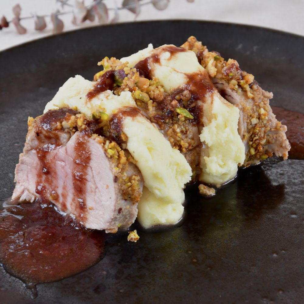 solomillo de cerdo con costra de frutos secos carnes pescados y guisos