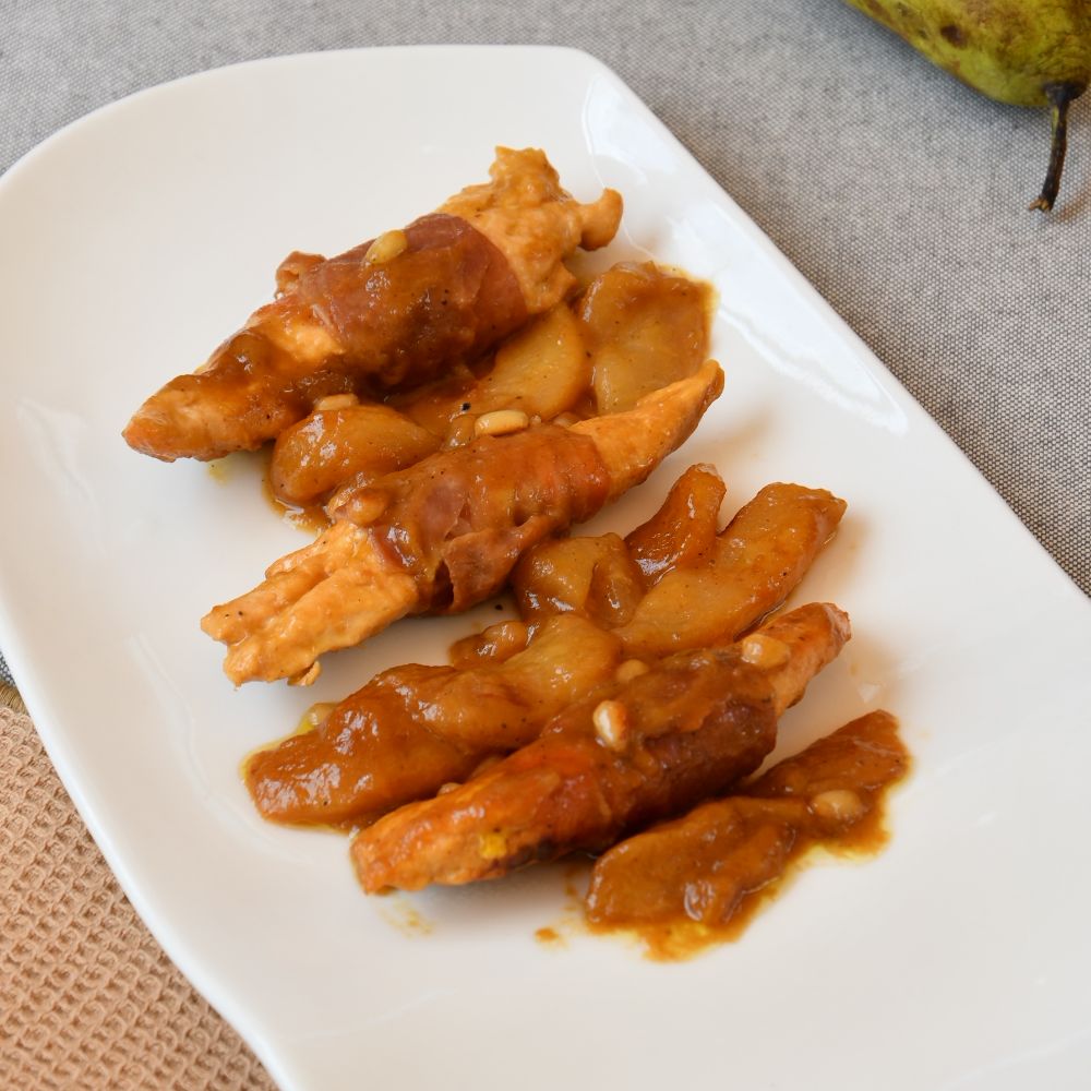 solomillos de pollo al cava con pera y jamon