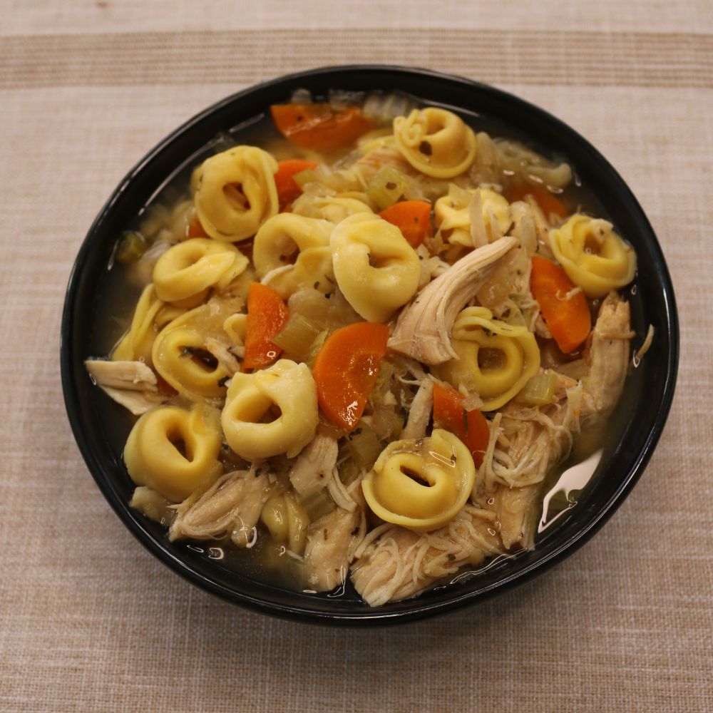 sopa de tortellini y pollo al fuego lento